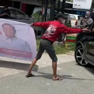 Ganjar Pranowo dicegat 2 orang pendukung Prabowo Subianto (capres nomor urut 2) bukanya marah, malah diajak makan siang gratis.