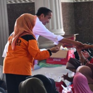 Jokowi minta bupati Demak ajukan anggaran ke pusat terkait dampak banjir yang sempat membuat pusat Kota Wali tenggelam beberapa hari.