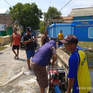 Sekda Demak perintahkan PUTARU sedot genangan banjir di wilayah RW 03 Kelurahan Bintoro, Kecamatan Demak, Kabupaten Demak yang kurang lancar.